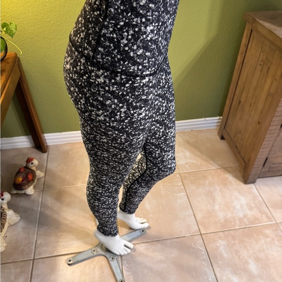 Lululemon Athletica Black and White Speckled Leggings - Picture 4 of 15